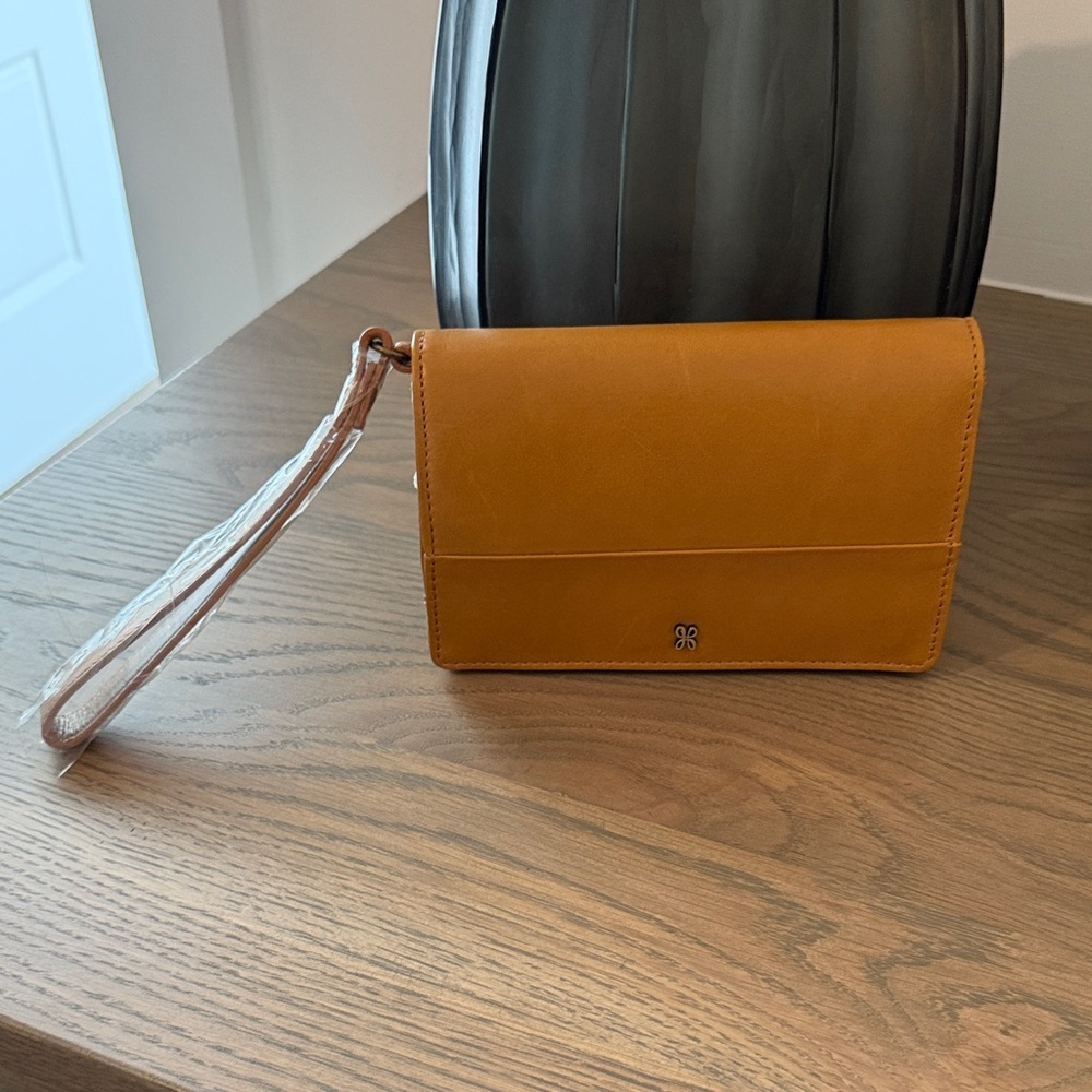 HOBO Jill Wristlet — Polished Leather Natural